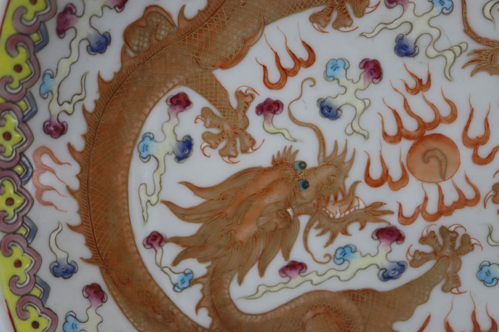 A Chinese famille rose dragon dish, diameter 25.5cm